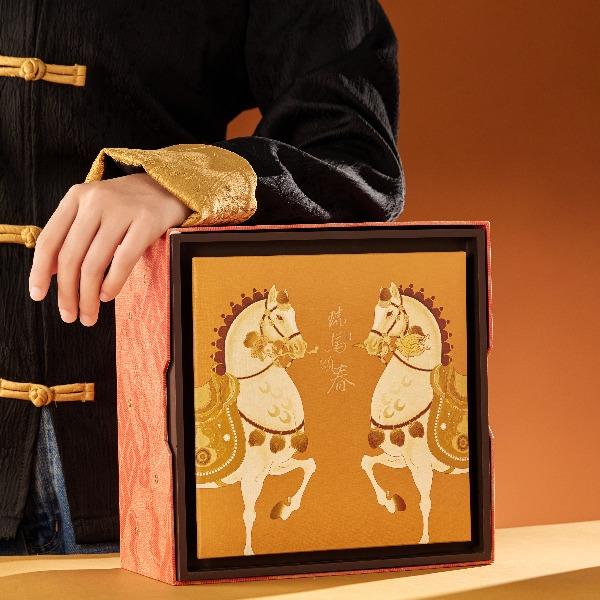 鲤遇新年礼-瑞马颂春·紫气东来