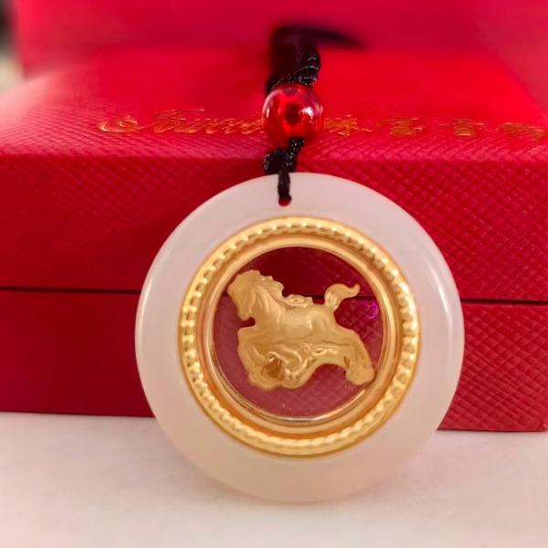 聚运鑫开门红时来运转骏马吊坠礼盒